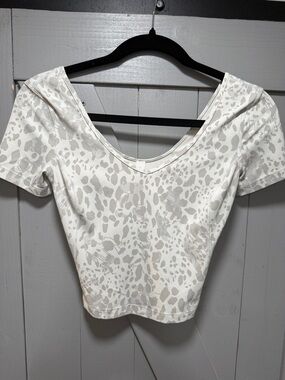 Women’s Lululemon short sleeve crop top